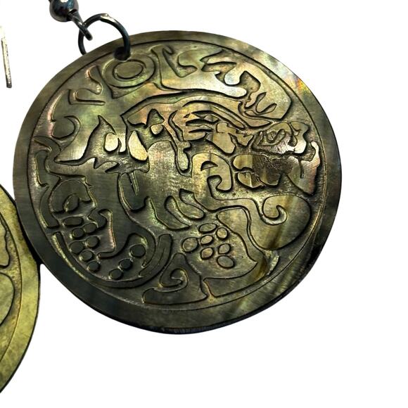 Carved shell pierced earrings drop & dangle disk rounds pearl-gray iridescent - Picture 3 of 5